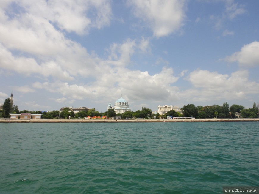 Вид с воды. Справа православный храм св. Николая, слева мечеть Джума Джами.