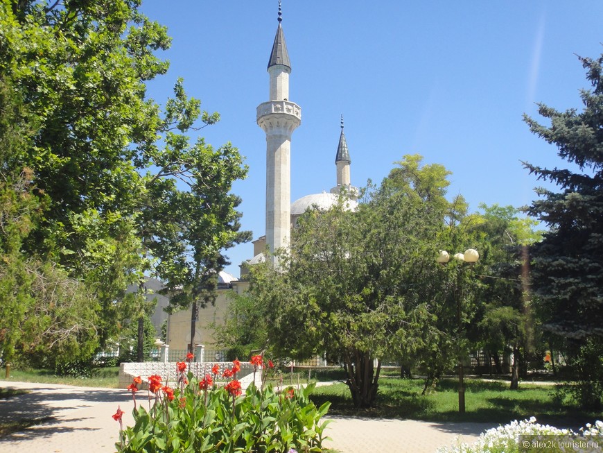 Опять мечеть. Кстати в ней регулярно проводятся экскурсии. 