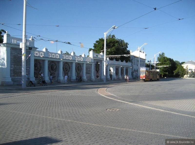 Центральная площадь Евпатории. Хорошо видно узко- и - одноколейность местного трамвая.