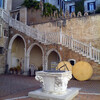 Типичный венецианский дворик с колодцем, но в университете.