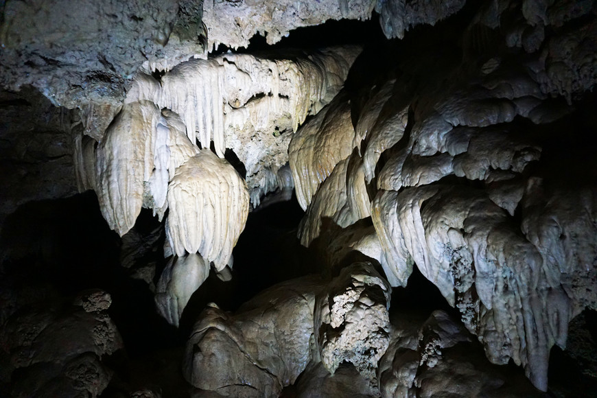 В пещере каменной
