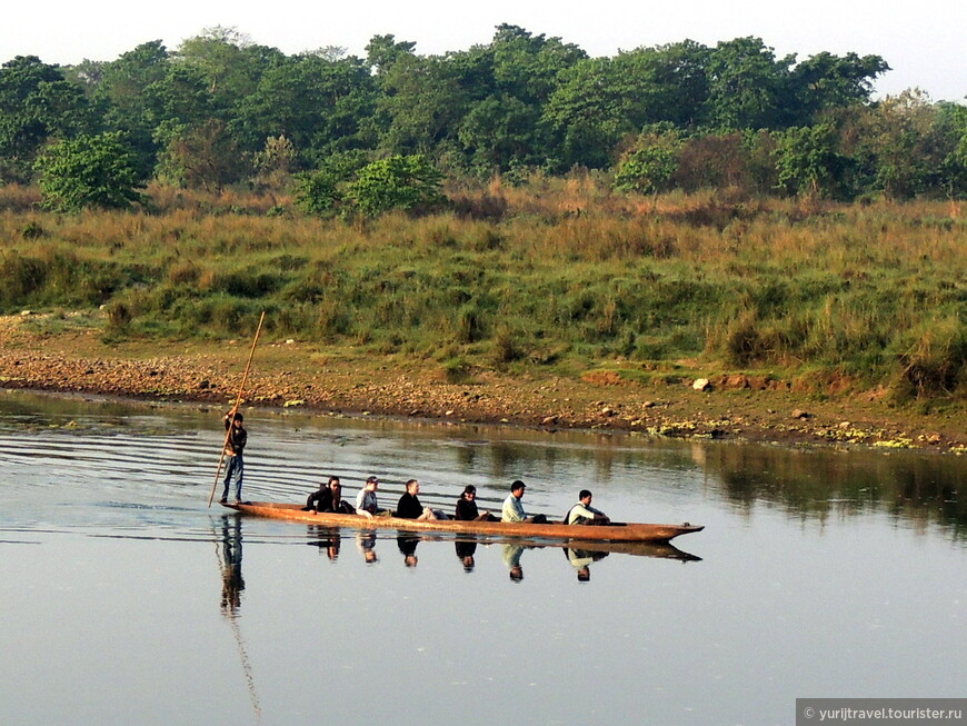 Прогулка на каноэ по реке Rapti Nadi начинается рано утром
