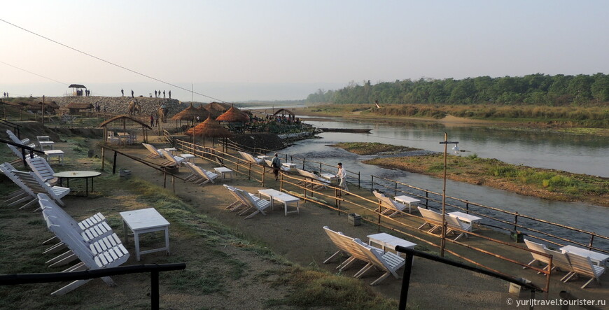 Утром на берегах реки Rapti Nadi пусто