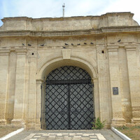 Очаковские ворота – часть оборонительной системы Херсонской крепости, одно из самых ранних сооружений города сохранившихся до наших дней. Возведены в 1784 году.