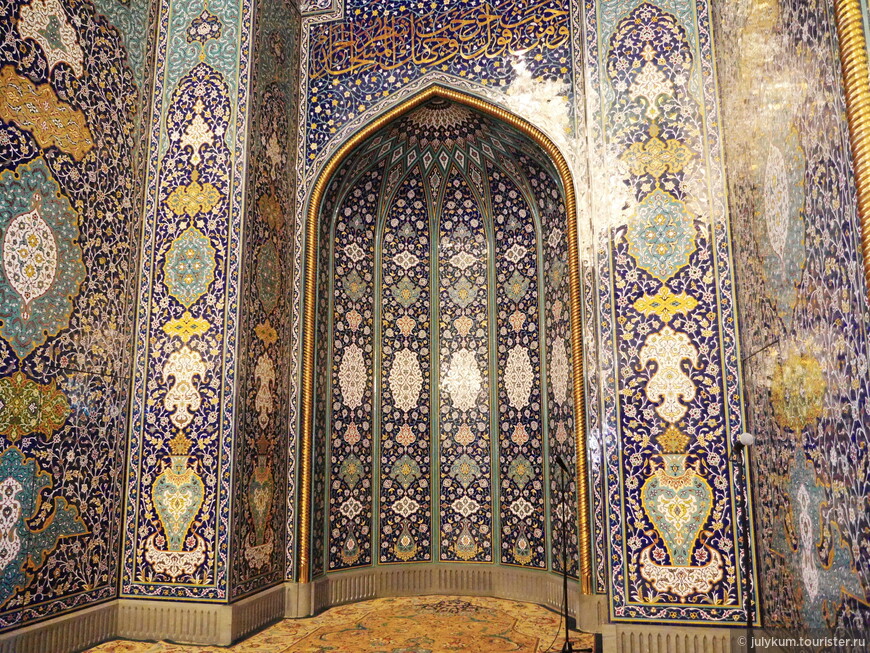 Говорят, ниша михраба прячет маленькую дверку, через которую в зал может войти султан.