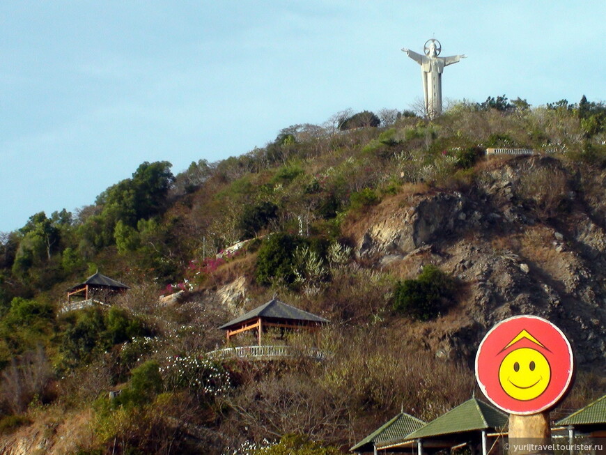 На самой высокой точке Вунг Тау расположился Иисус Христос. Почти как в Рио де Жанейро.