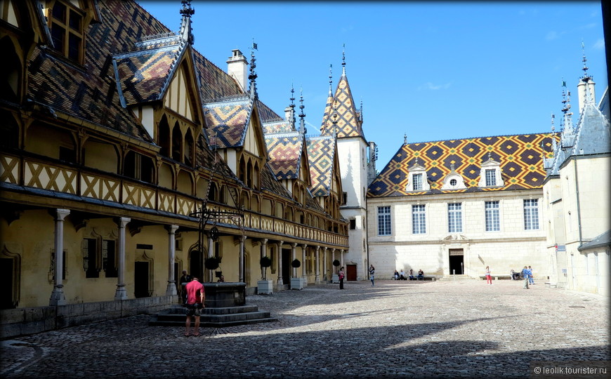 Одна из важнейших достопримечательностей Бона — Отель Дьё (Hotel-Dieu) XV век.