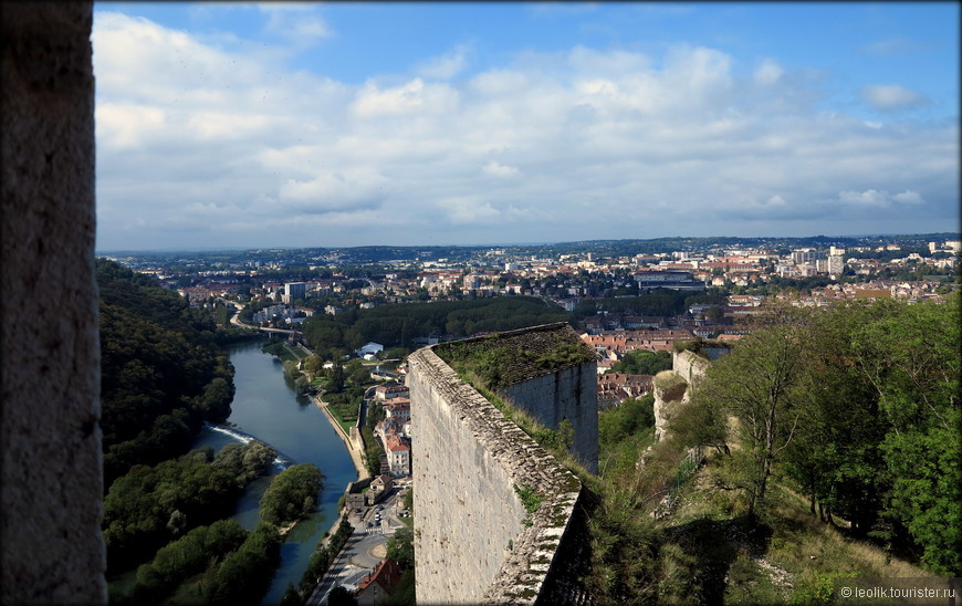 Безансон с высоты стен Цитадели и река Ду, описывающая петлю вокруг города.