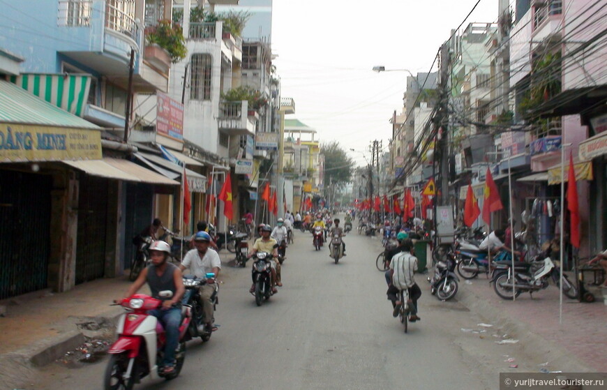 Чау Док - очень социалистический город - кругом красные флаги и дедушка Хо