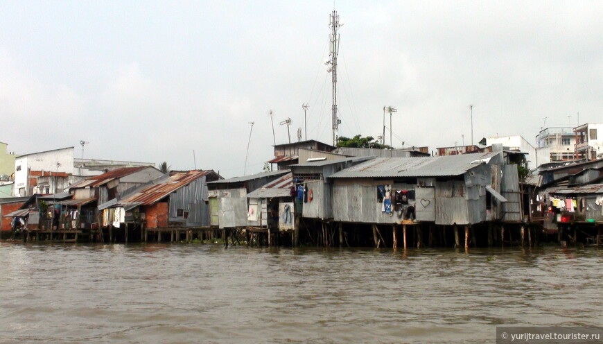 Вся прибрежная линия городка Чау Док занята такими домиками-лодками