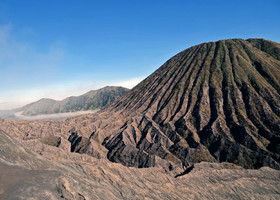 Вид с горы Бромо на соседний вулкан Баток (он уже потухший, в отличие от всех остальных)...