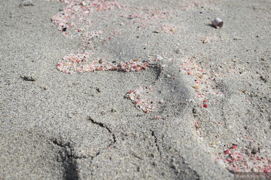 Количество розового песка на пляже
