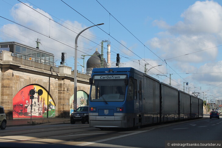 Фото городского трамвая нет, а это как раз не общественный транспорт, а специальный голубой вагон завода Фольксваген.
