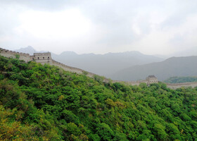 И вот на высоте склона горы показались башни Великой Китайской стены