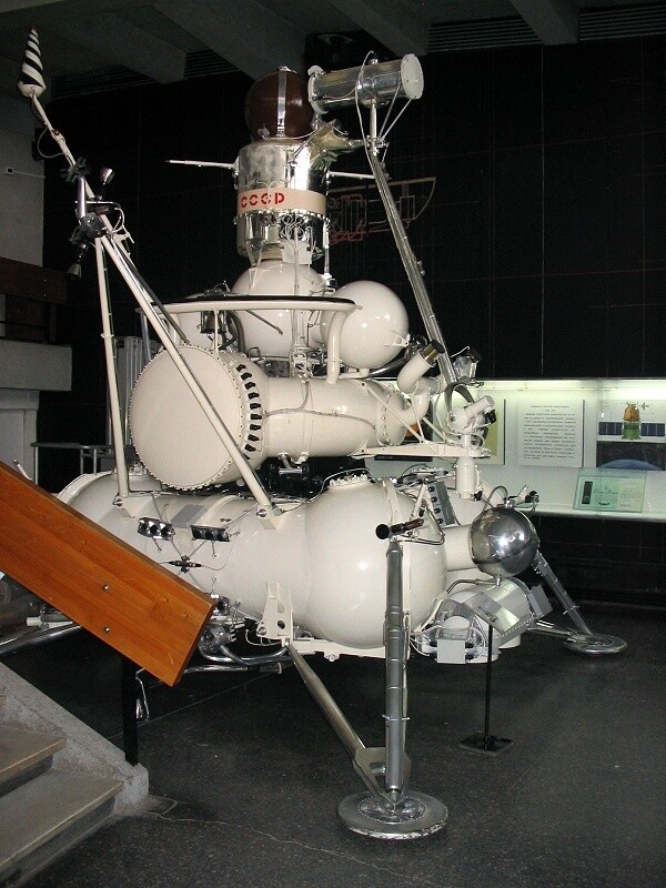 Луна 24 в каком году была. АМС Луна-16. Луна-16 автоматическая межпланетная станция. Луна-15 автоматическая межпланетная станция. Макет АМС Луна-16 в музее Калуга.