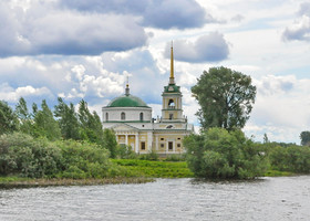 04. Есть и отреставрированные церкви, стоящие на затопленной части, но это, скорее исключение.