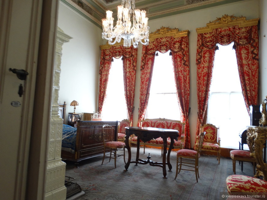 В Гареме, как и во дворце, множество комнат, непохожих друг на друга, украшенных изысканно, роскошно.
