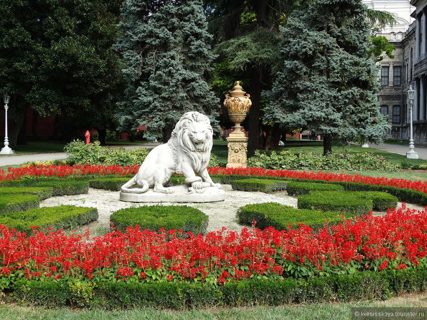 Парковая территория дворца  Долмабахче.