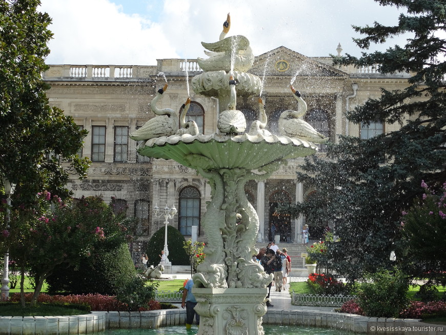 Дворец Долмабахче открыт для посещения с 8.45 до 16.00 ) кроме понедельника и четверга. 