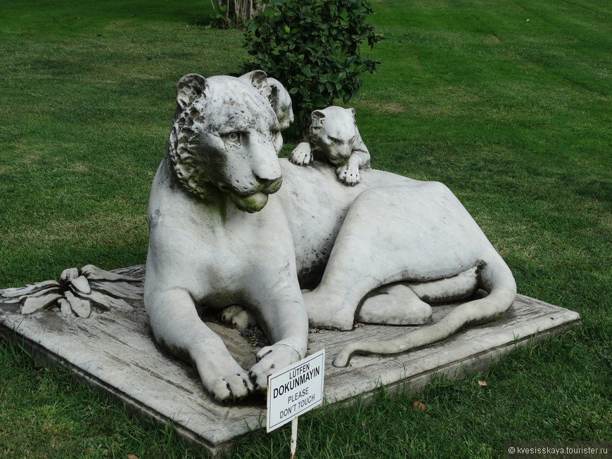 Сад дворца украшен скульптурами животных.