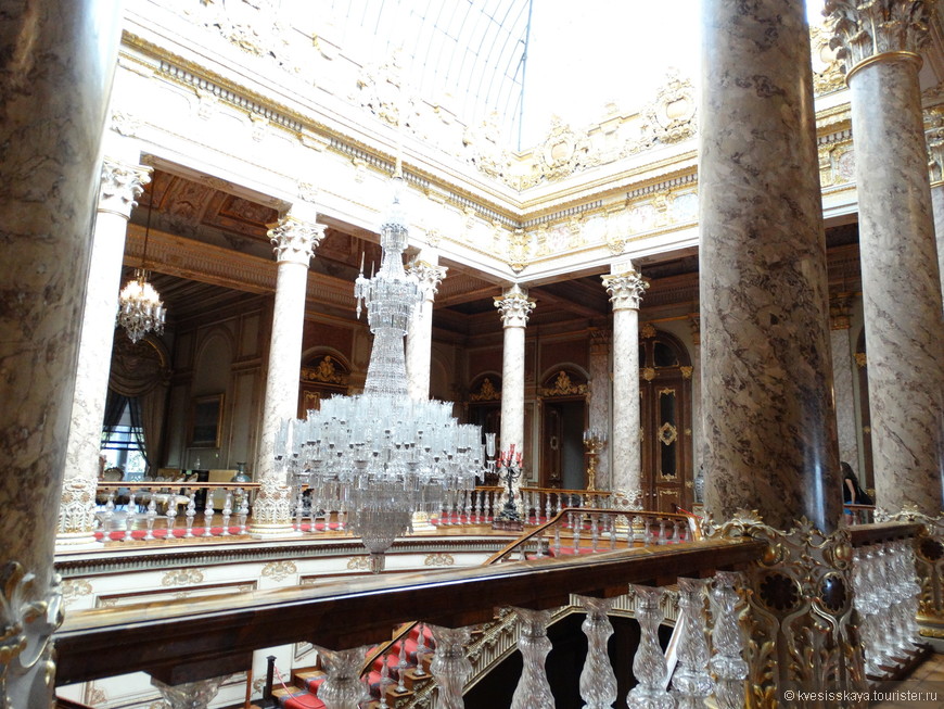 Императорский селямлик (парадные апартаменты дворца) украшал француз Шарль Сешан, декоратор Парижской оперы. И действительно они выглядят театрально. Хрустальная лестница производства компании Баккара.