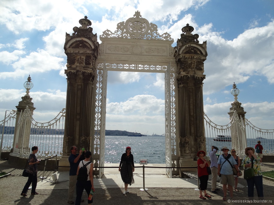  Романтические Восточные Ворота Долмабахче, у ступеней которых плещутся воды Босфора. 