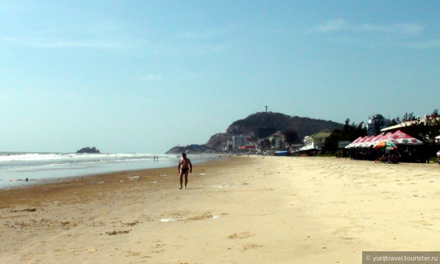 Задний пляж Вунг Тау — вид в сторону центра города. Впереди — мыс Святого Жака, разделяющий город на правую (Переднюю) и левую (Заднюю) части