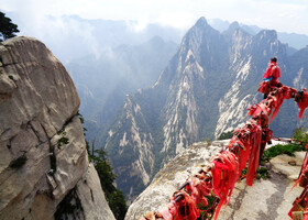 Священные горы Хуашань в Западном Китае.