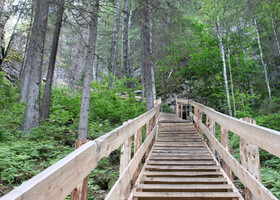 На вершину камня ведет деревянная лестница, состоящая из 720 ступеней, построенная в 2003 году.