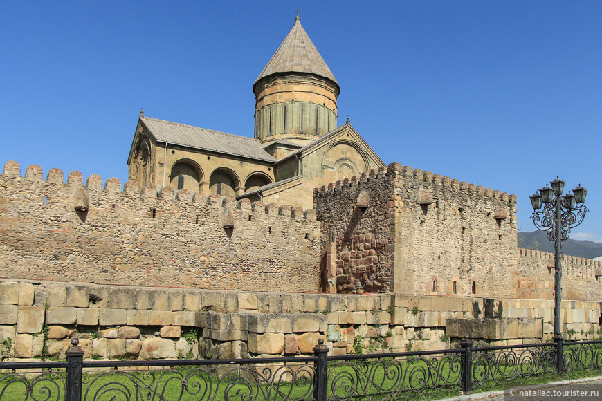 Мцхета, храм Светицховели, в переводе животворящий столп. Это  кафедральный патриарший храм Грузинской православной церкви. На протяжении тысячелетия является главным собором всей Грузии.