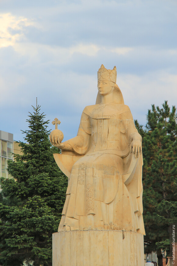 Памятник царице Тамар (1166-1213)  в Ахалцихе, с ее именем связан один из лучших периодов в истории Грузии — «золотой век грузинской истории». 