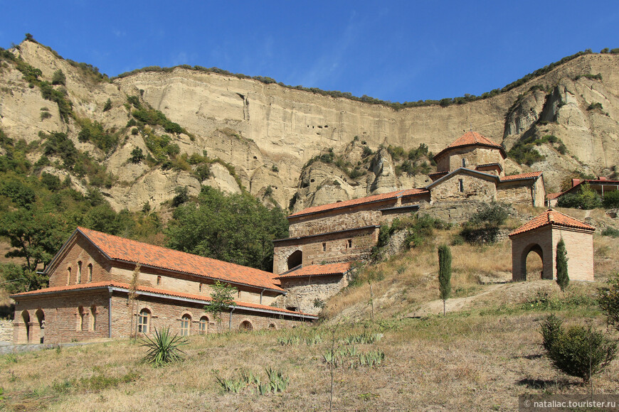 Шио-Мгвимский монастырь-средневековый монашеский архитектурный комплекс в 12 км от города Мцхета. Расположен в красивом месте, в узком известняковом ущелье. 