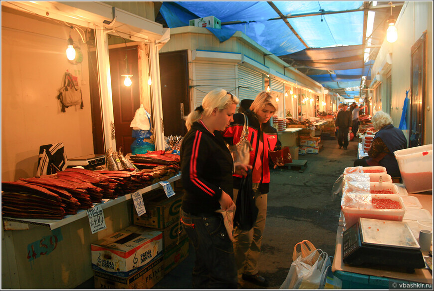 Изобилие рыбы и красной икры на рынке в Петропавловске.