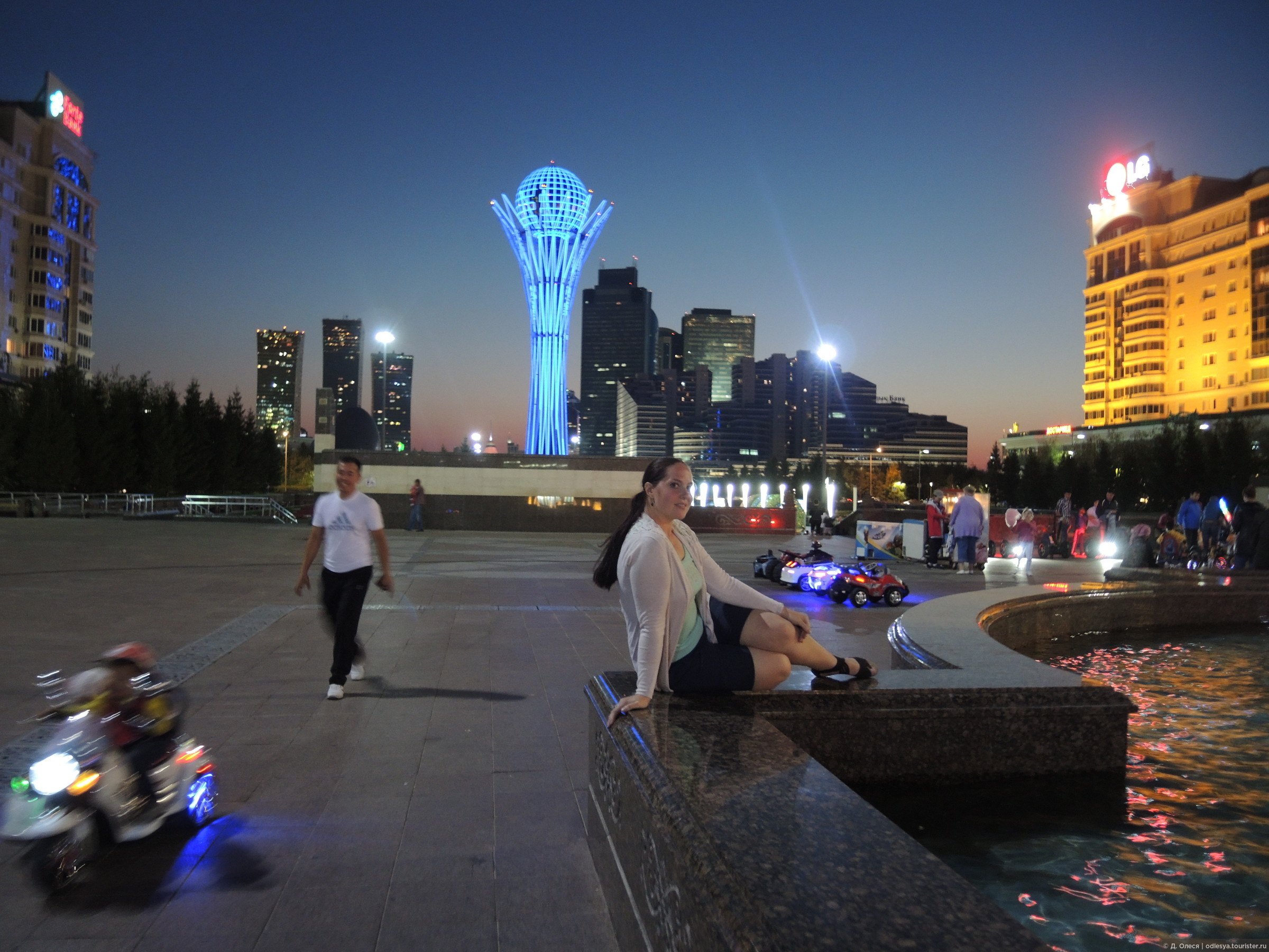 Сколько людей в астане. Монумент Астана-Байтерек. Астана памятник Кейсару. Астана климат. Астана люди фото.