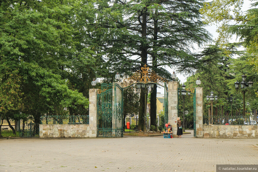 Главный вход на территорию дворцово-паркового комплекса. 