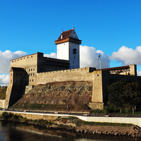 Замок появился на горизонте за несколько километров до границы, после одного из поворотов шоссе из Петербурга. Это вид с пограничного моста, с нейтральной территории.