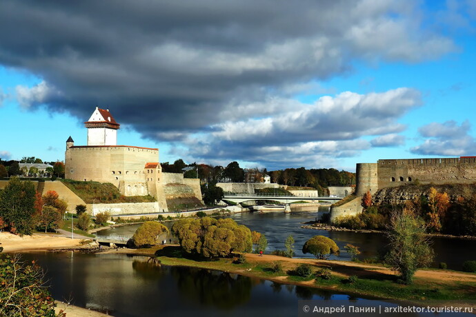 От памятника Шведскому льву открывается прекрасный вид на русскую крепость и шведский замок застывших как стражи напротив друг друга много столетий назад.