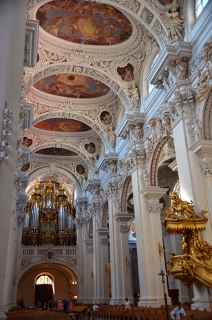  Поистине роскошные лепнина, росписи и скульптуры не оставляют равнодушным никого. Неудивительно, что многие задаются вопросом, как так случилось, что в небольшом баварском городке (около 50 тыс. жителей) был построен такой грандиозный католический храм? 