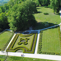 Вид на парк - вокруг замка разбит английский парк площадью 190 гектаров с редкими видами деревьев и системой прудов. Честно скажу - Версаль просто отдыхает...)