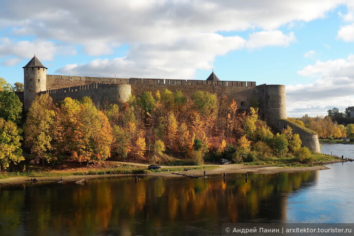 Возвращаемся из Евросоюза по мосту через Нарву. Отсюда хорошо смотрится Ивангородская крепость.