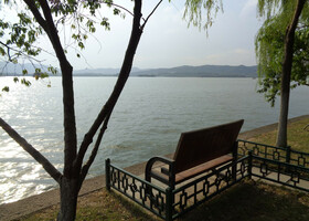 По парку и озеру Сиху в Ханчжоу.