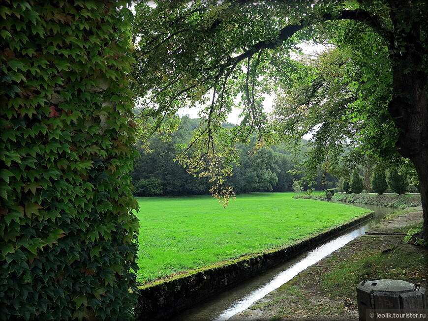 Аббатство де Фонтене живет своей тихой жизнью и поныне. И поныне вокруг него шелестят леза и сверкает яркой зеленью трава.