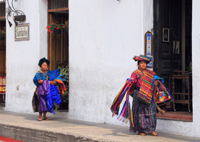 Гватемала. Люди на фоне города.