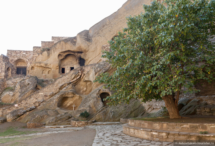 Пещеры святых Луки и Додо. Теперь в них вставлены оконные рамы и двери )