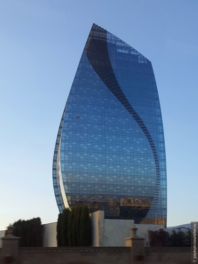 Капля нефти - один из символов Азербайджана. Ее изображение можно встретить как в интерьерах, так и в силуэтах небоскребов.