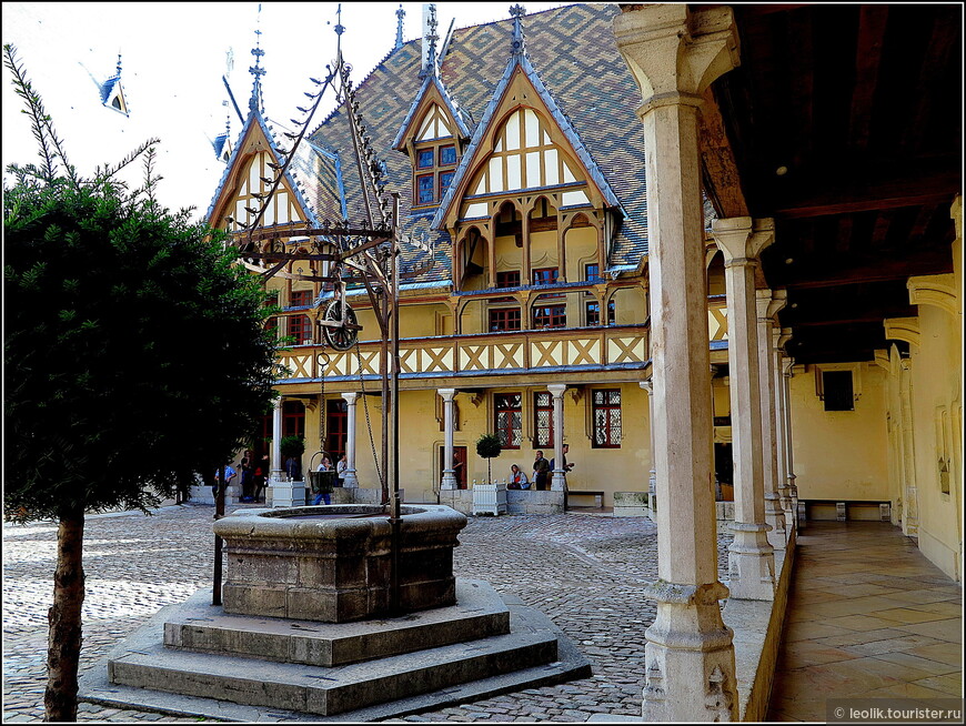 Колодцы в центре двора  – один из лучших французских образцов готических изделий из железа. Отсюда весь госпиталь брал воду.
