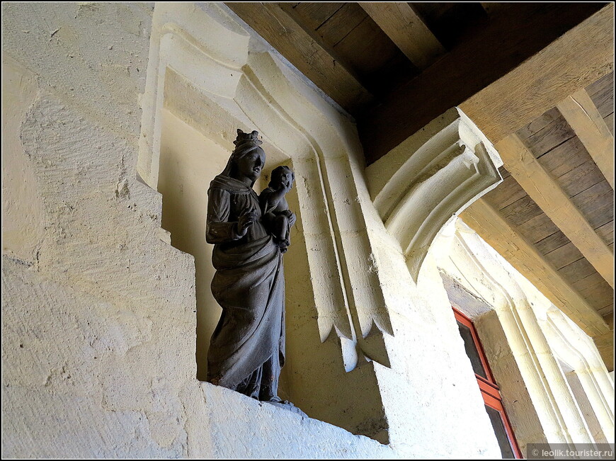 Статуя Мадонны во внутреннем дворе Хосписа.