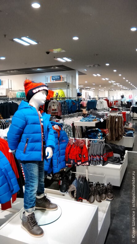 Шопинг. Одежда для детей в Дунайском торговом центре.