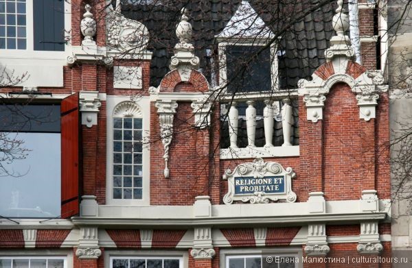 Яркий образец архитектуры ренессанса в Амстердаме