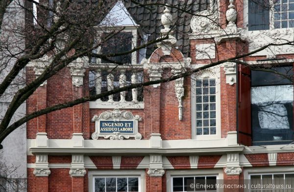 Яркий образец архитектуры ренессанса в Амстердаме